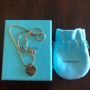 Gold necklace with pendant